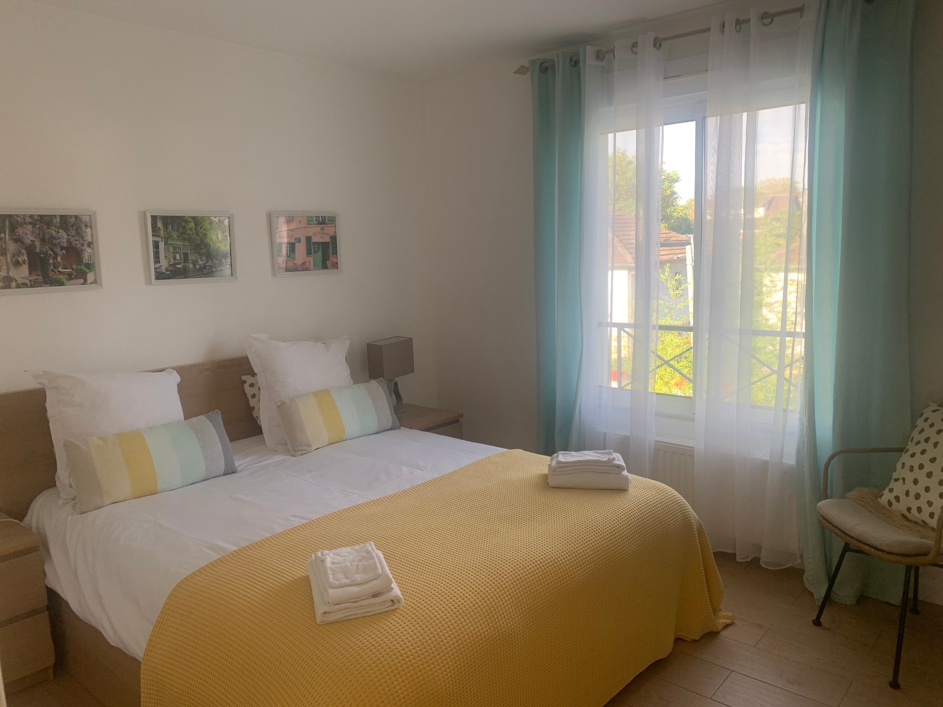 Chambre Suite Royale King avec lit king-size et plaid jaune