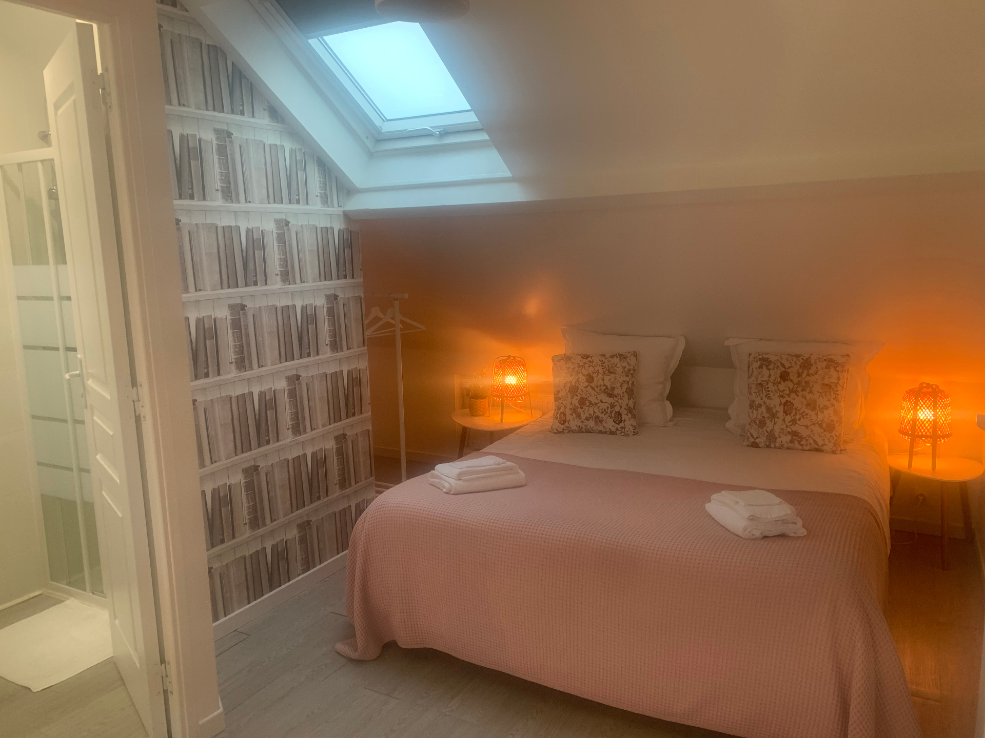 Chambre double du F3 Combles avec lit deux places sous verrière